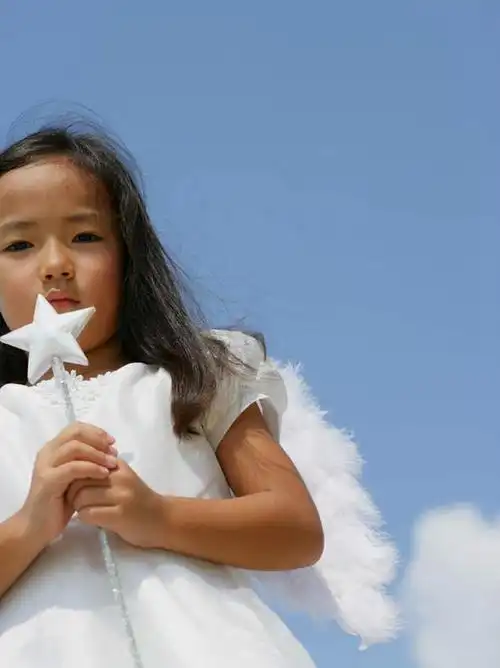 东方人,儿童,一个人,站,竖图,室外,白天,仰视,纯洁,亚洲,仅一个女性