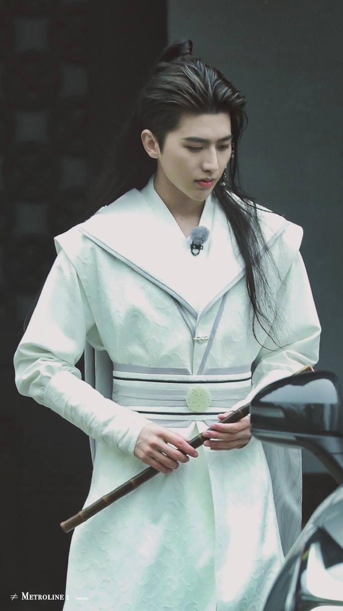 蔡徐坤白衣古装造型##奔跑吧无锡路透