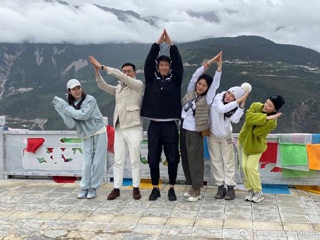 何超莲窦骁出游秀恩爱,晒花式拍照姿势,笑容甜美疑好事将近