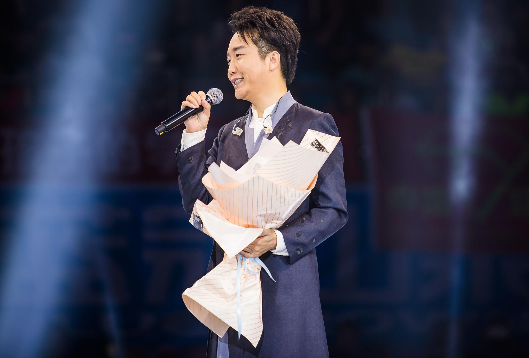 李玉刚西装造型痞帅十足反转轰炸妆雷翻网友