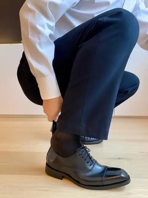 穿上皮鞋丝袜就是最靓仔