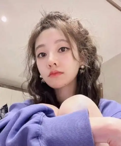 原创冯提莫穿紫色卫衣亮相半扎丸子头发量浓密网友可爱度爆表