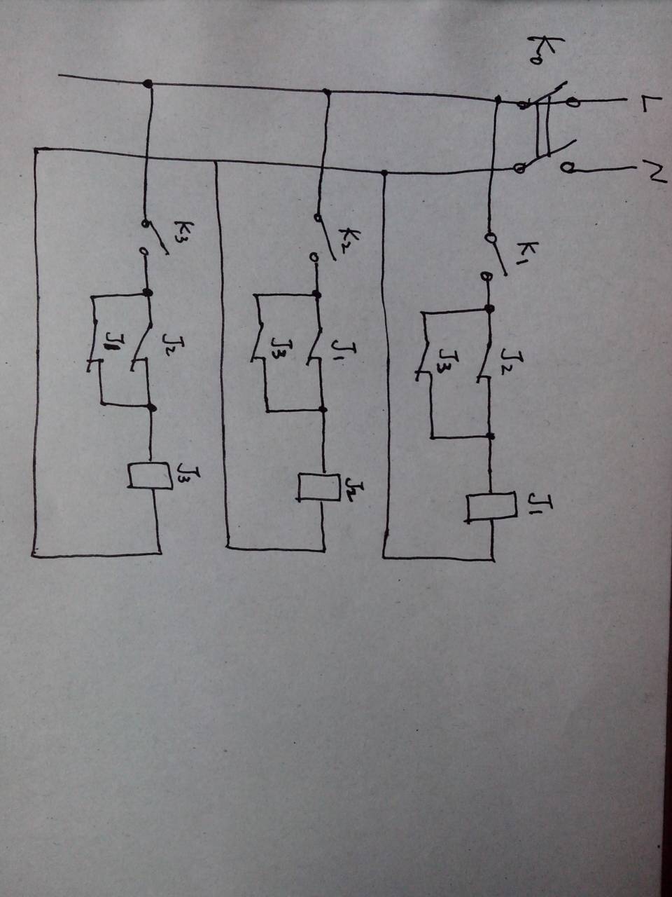 三个接触器只能两个同时工作怎么互锁
