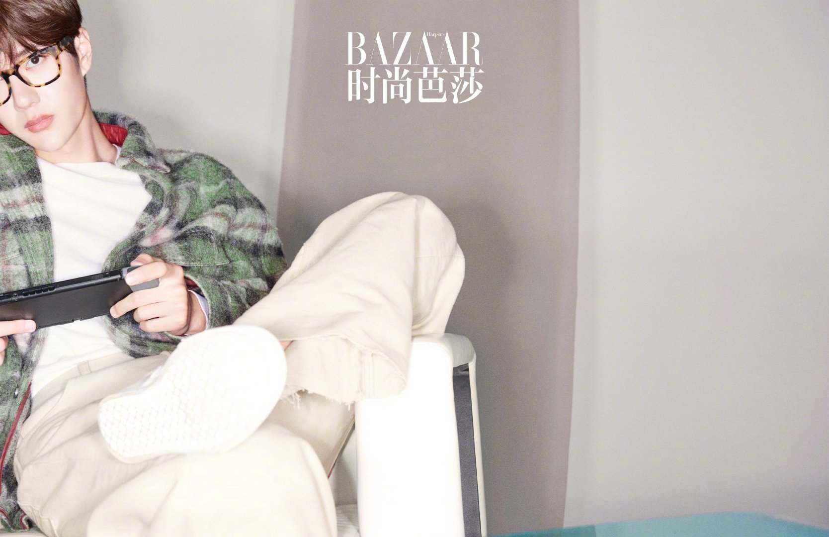 王一博时尚芭莎九月下别册可以是酷帅摩托车手也可以是青春洋溢