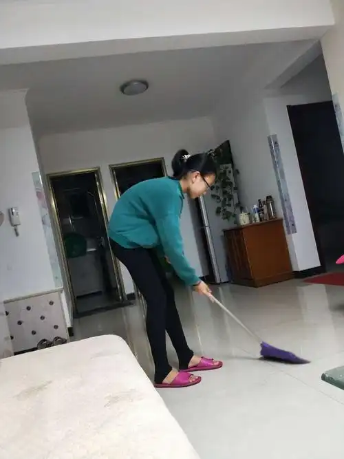 帮妈妈扫地