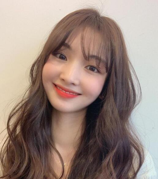 卷发发型女2021最新款 随意自然微卷的发型太美了_发型造型_宝妈时尚