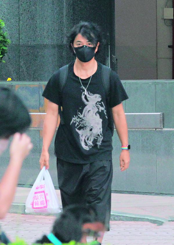 郑伊健拎外卖现身!打扮新潮似"古惑仔",妻子公司因疫情遇危机