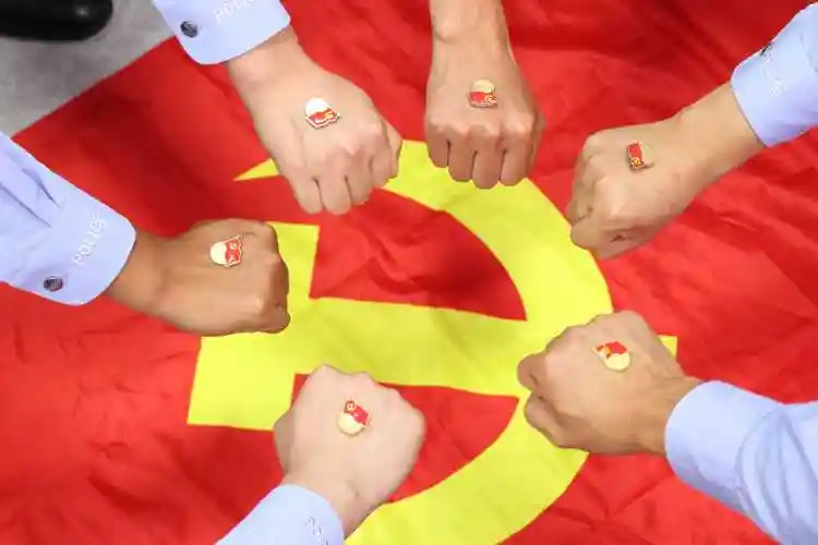 【"七一"我与党旗同框】警徽闪耀 使命如光