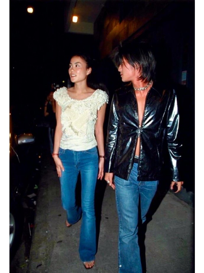 谢霆锋王菲被拍到一起出行在20岁的时候就在记者面前牵手高调示爱