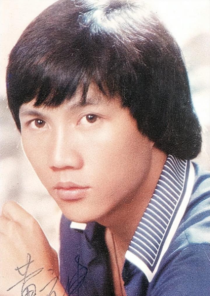 当时,黄汉伟始终不相信赵雅芝是清白的,于是秘密搜查了他们的房子.