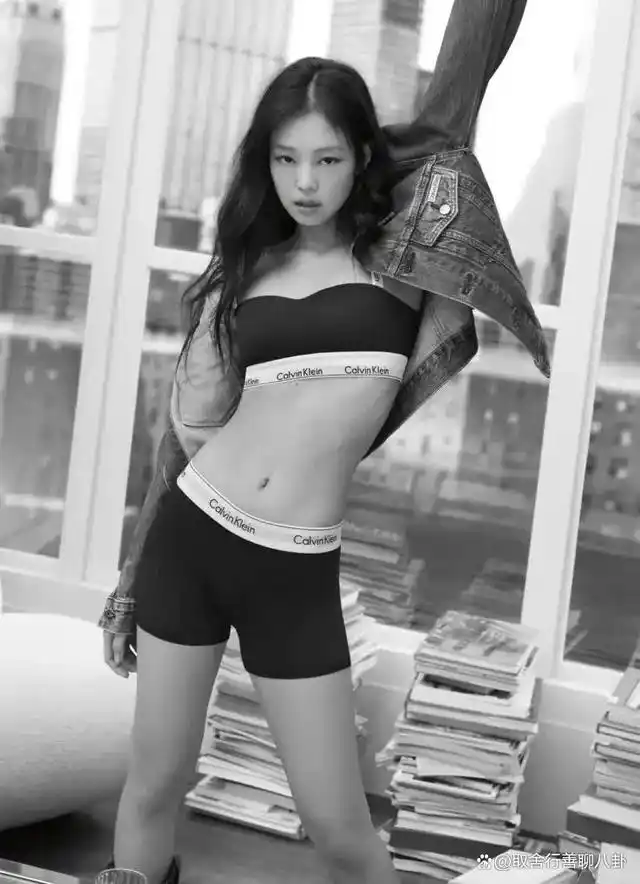 jennie穿黑色内衣拍照真空出镜身材窈窕网友被其身材秀到了