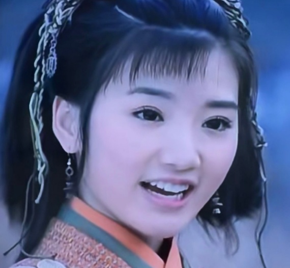 毛晓彤刚出道时是这样的,和现在样子天差地别,娱乐圈真是一座了不起的