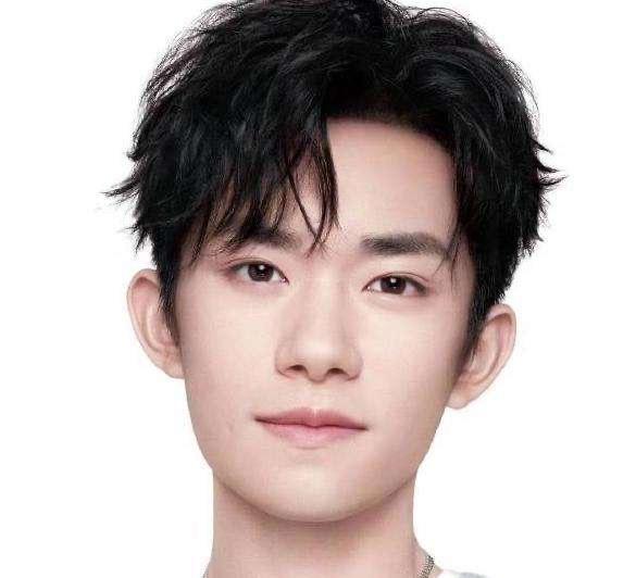 男星易烊千玺自拍帅照合集