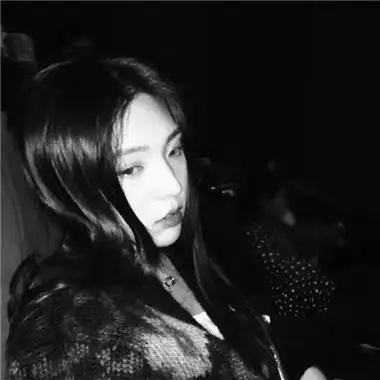 女生伤感侧面黑白头像2021一颗陪你到老的心还不够吗