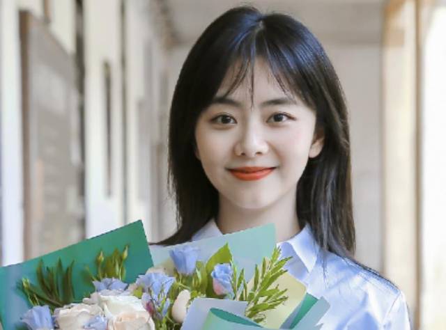 不老女神谭松韵为何上学时无人追,看到她17岁校服照:原来如此