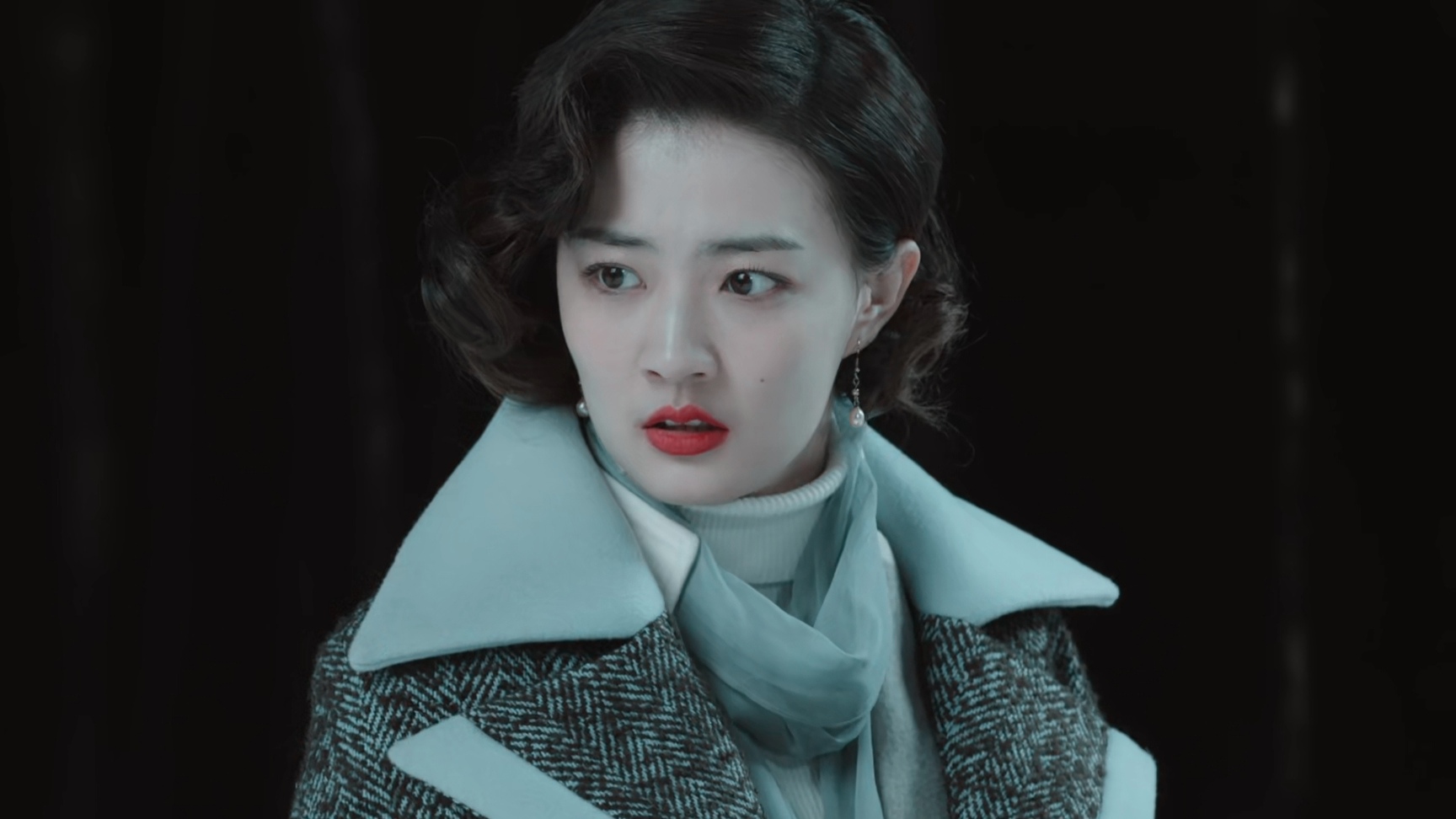 徐璐饰演的女特工贵婉,很有风情的民国女孩,造型审美也在线