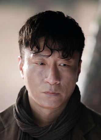 孙红雷出道已经很多年了,年轻的时候也是一个帅小伙子,如今已经成了