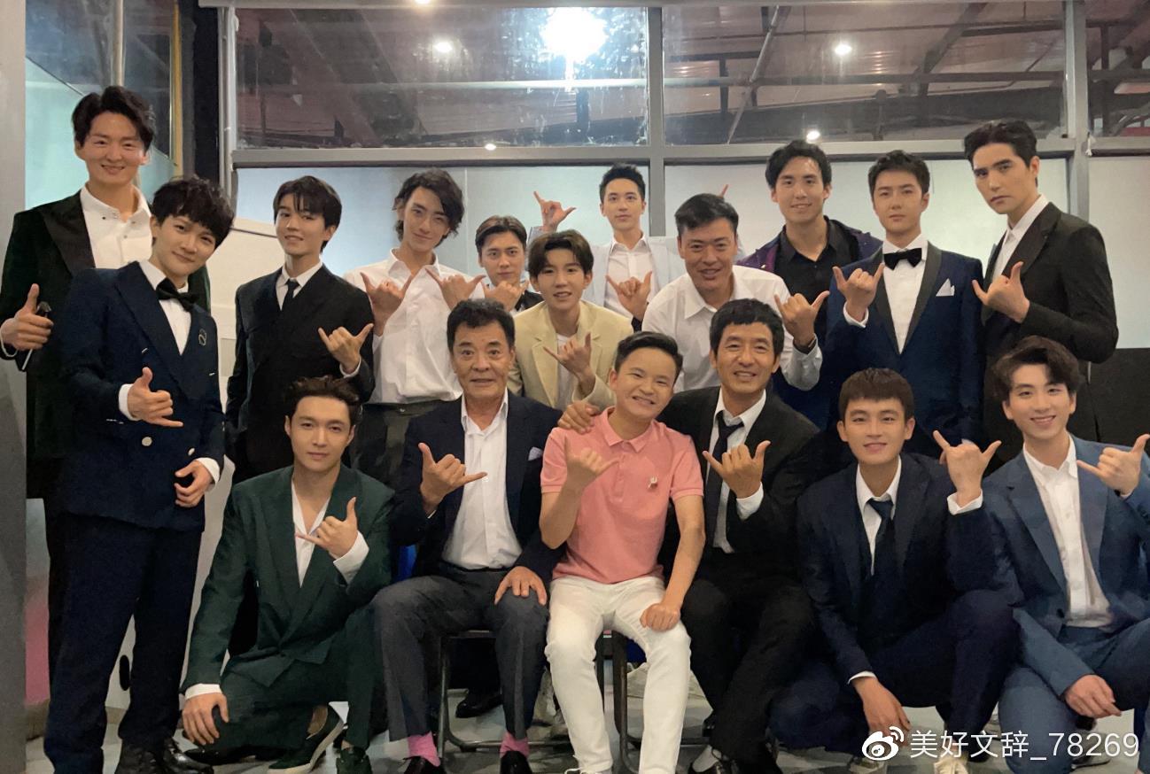 七一汇演明星大合影王源c位王俊凯靠边站王一博凭高颜值抢镜