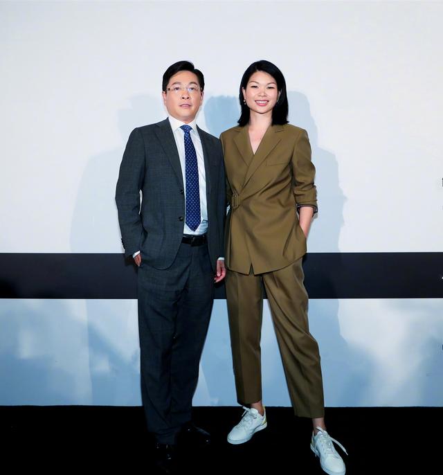 吕燕送7岁混血儿子入校 脸盘大眼睛小美得高级