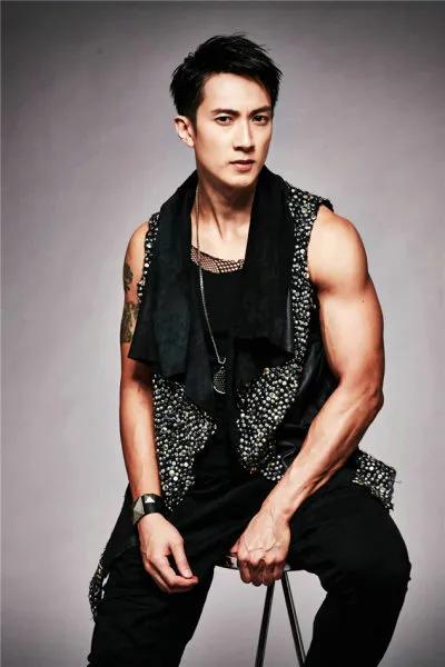 几十年如一日坚持健身的吴尊,人到中年丝毫没有发福的迹象,八块腹肌