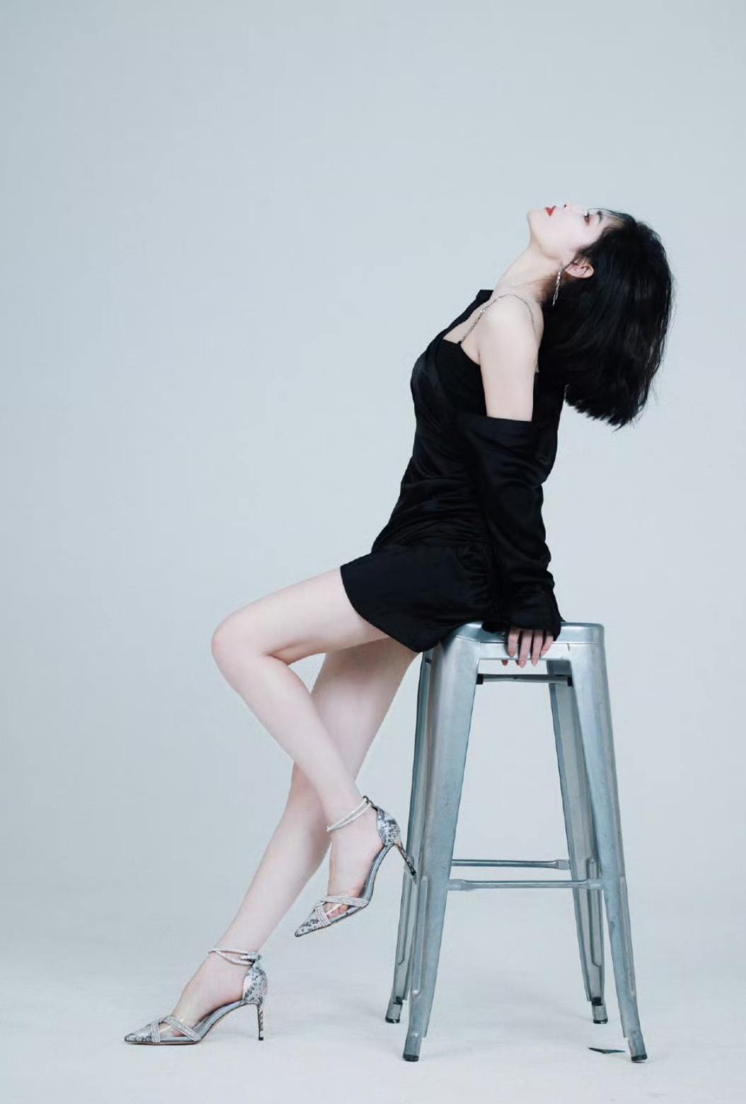 许佳琪修长美腿写真,两条大白腿让人看的鼻血直流,过足了眼瘾!