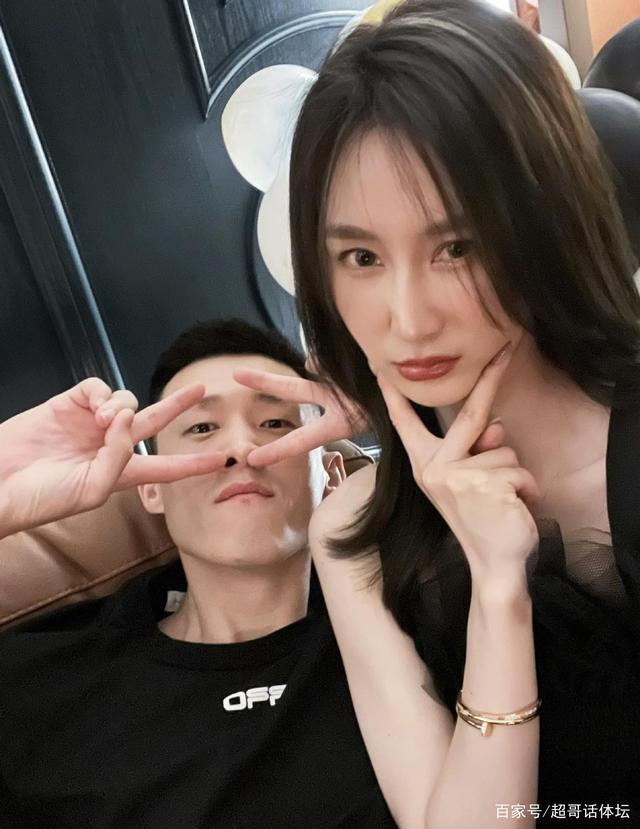 周鹏520晒甜蜜合影,一头黄发亮眼!老婆肤白貌美,1米80大长腿