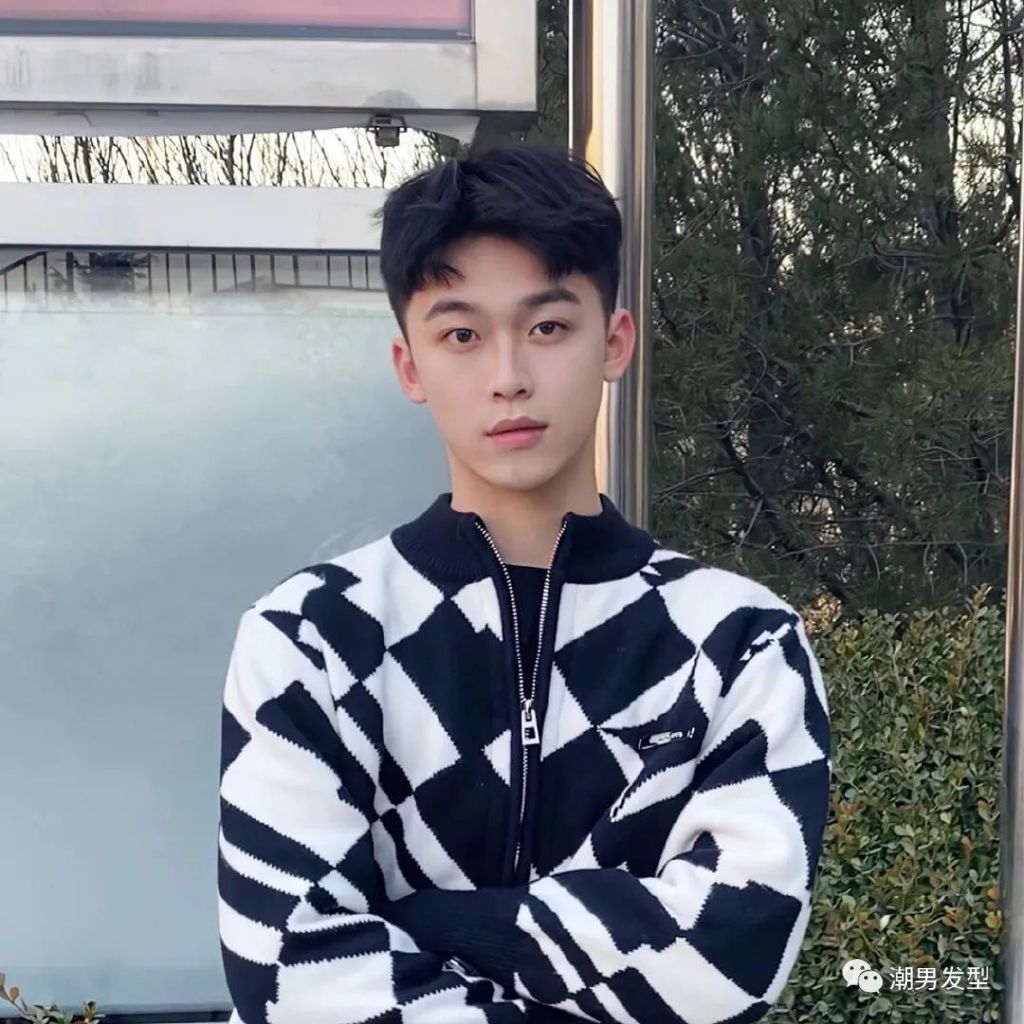 男生过了20岁别乱剪发型,今年春季试试这几款,剪完轻熟显帅气!