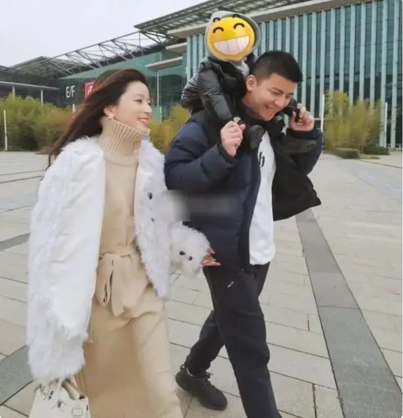 并且,她还称和刘石坚结婚后,吉克隽逸经常给她老公发信息,诉说自己的