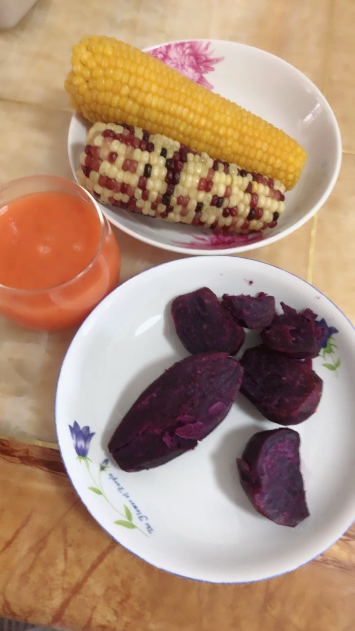 4.15减肥早餐玉米 紫薯 苹果胡萝卜柠檬汁