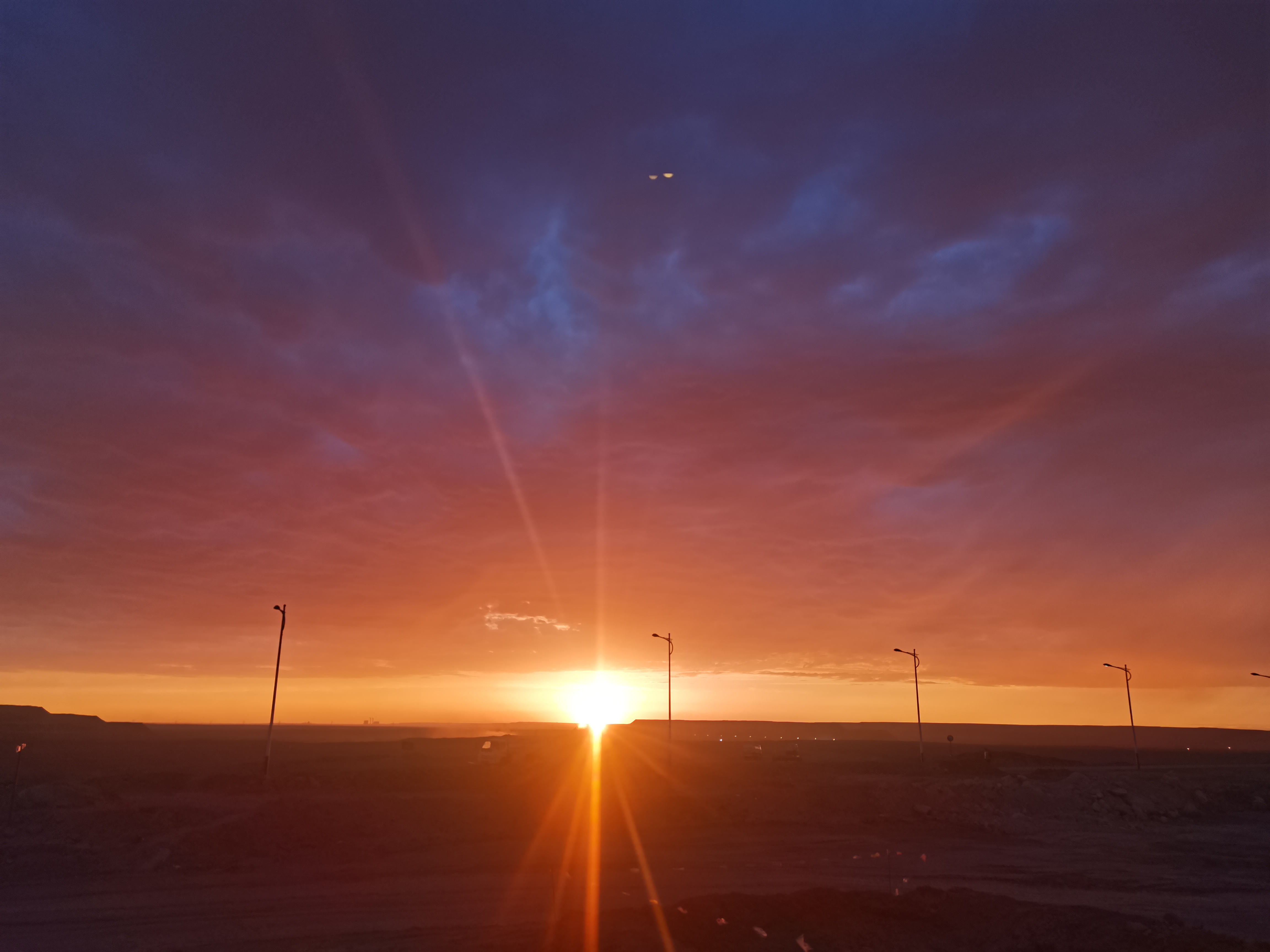 新疆哈密晚上9点25分的太阳!