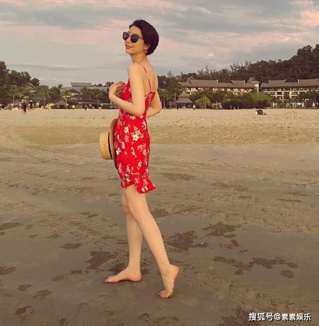 原创李亚鹏女友晒唱歌照,故意模仿王菲,却缺少王菲的天后气质