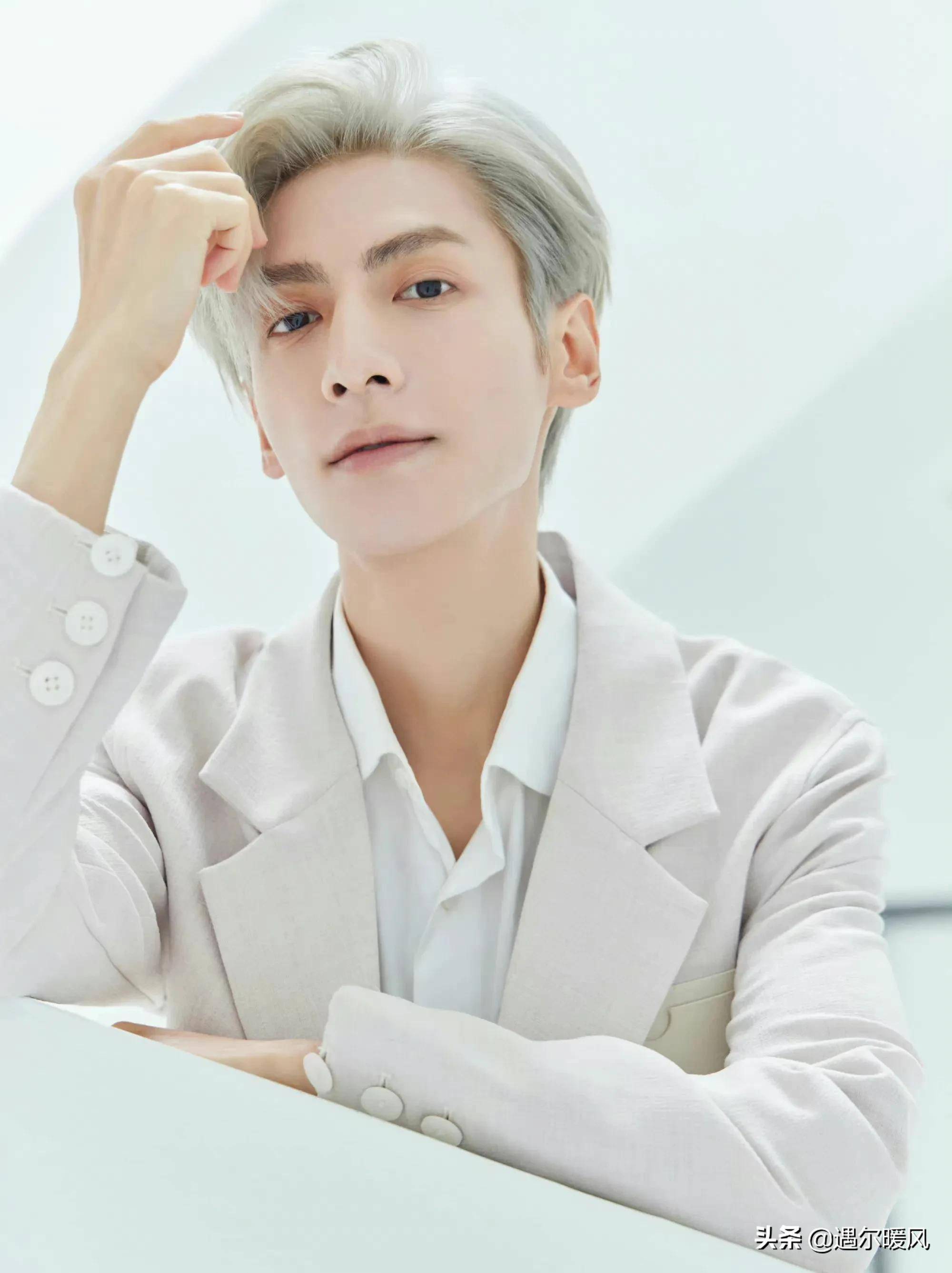 罗云熙晒图银发白西装造型,网友表示好漫撕脸啊_剧中_一致_微博