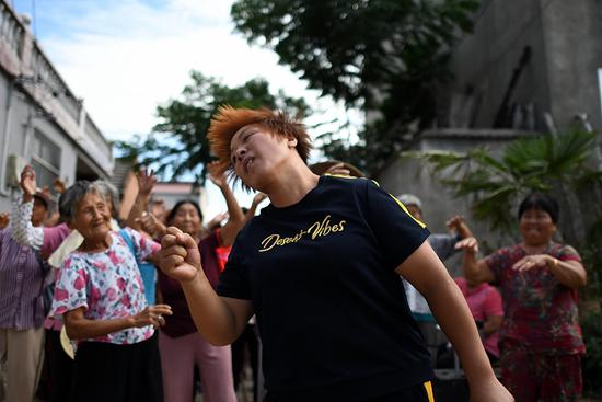 8月23日,安徽宿州萧县毛郢孜村,"摇头王"刘富荣和老人们正在蹦迪.