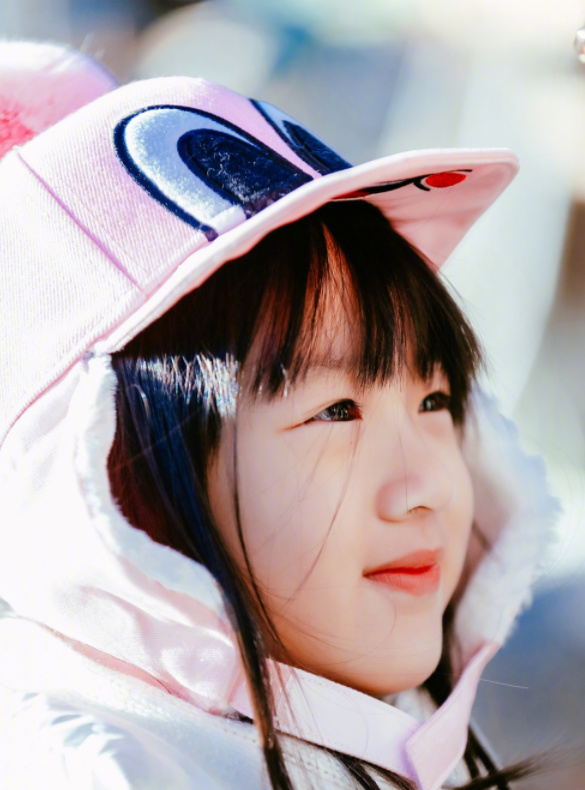 neinei最新照片曝光,白色羽绒服像小天使,吴尊的审美终于对了!