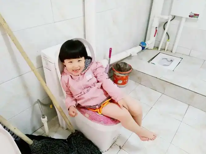 老师你看我玩忘了我忘记小便了,我尿裤子了羞羞羞