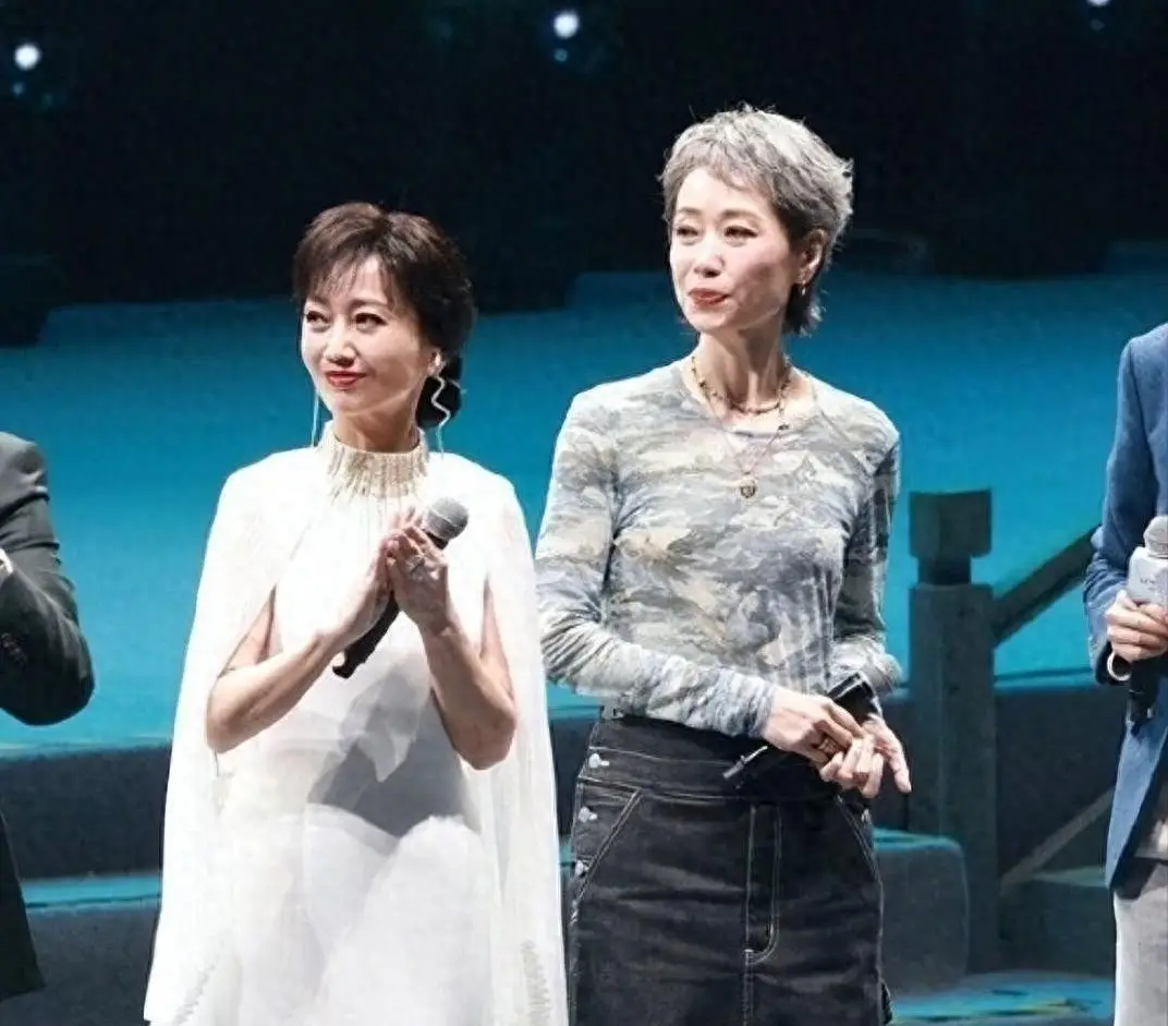 赵雅芝与叶童庆祝《新白娘子传奇》30周年,面容争议引发思考_观众