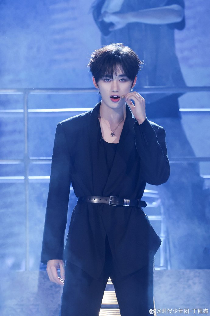 今晚我们可以在你好星期六看到丁程鑫的舞台了!