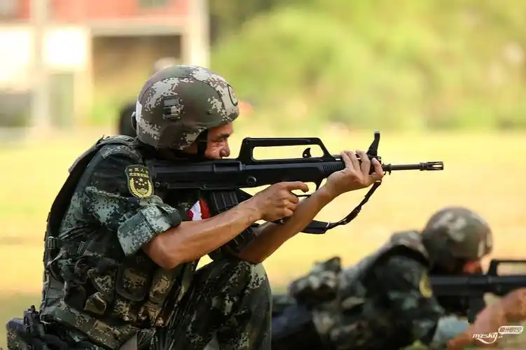 广西:实拍武警官兵军事技能"毕业考核"