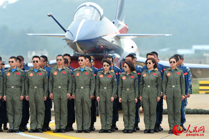 高清直击中国空军首批歼击机女飞行员25