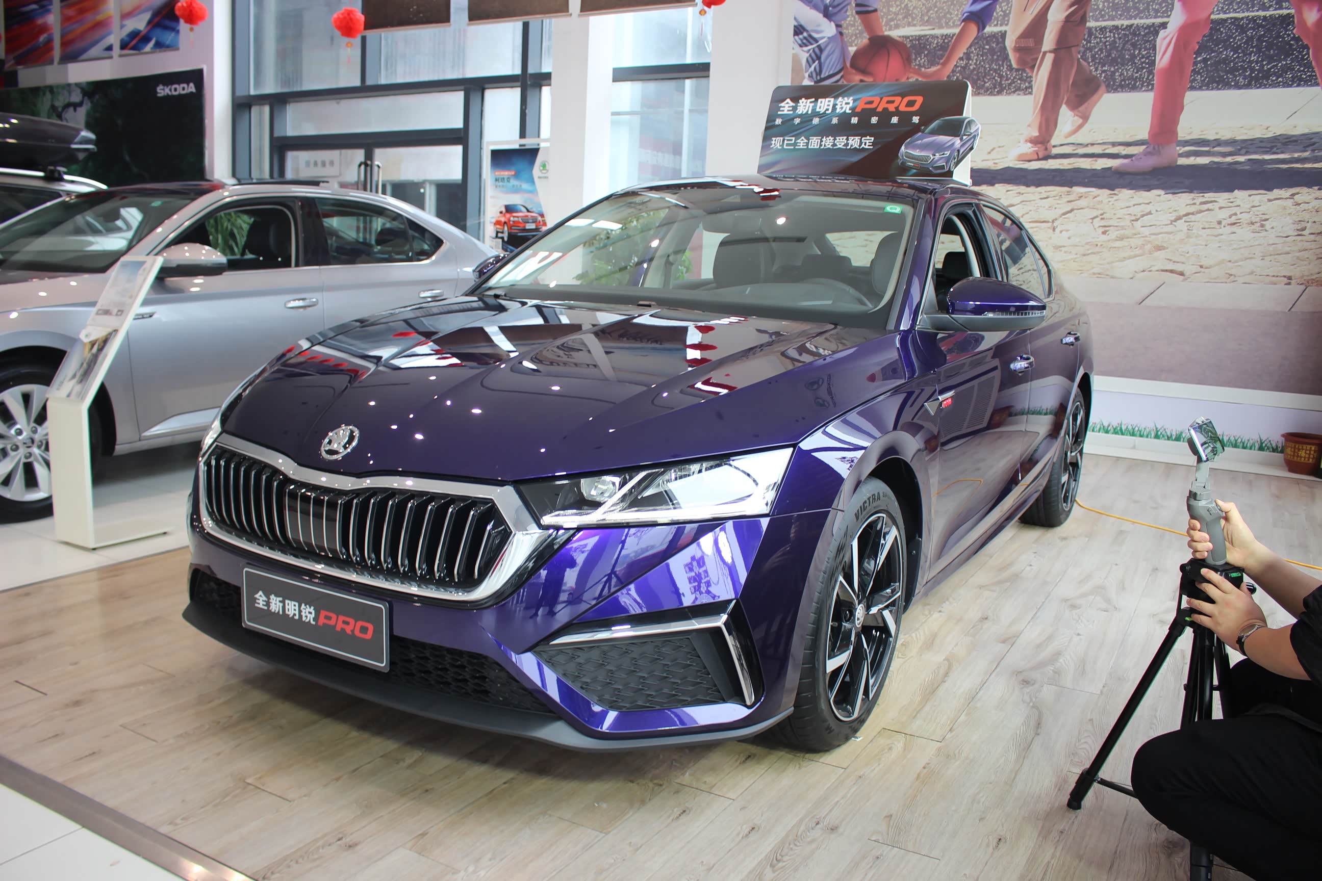 2021款斯柯达明锐pro到店实拍紫色很前卫内饰用料高级