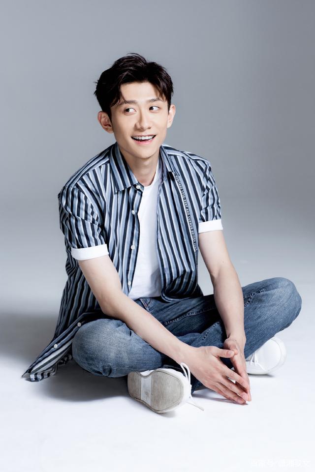 张一山跟短发美女约会,宋妍霏快刀斩乱麻,即刻官宣分手