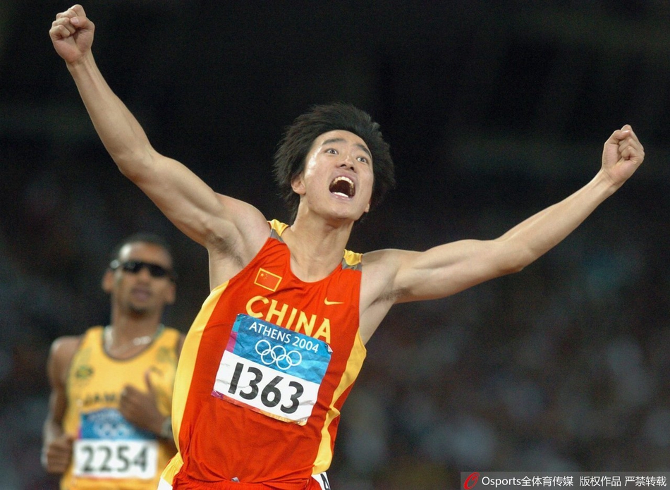 在雅典奥运会男子110米栏决赛中,中国选手刘翔以12秒91夺冠,平了由