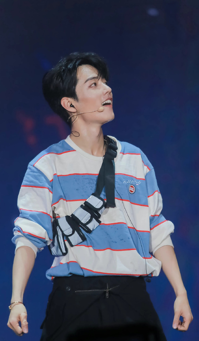 肖战#身穿蓝白条纹美邦的元气小赞超经典的一套look肆意挥洒汗水辗排