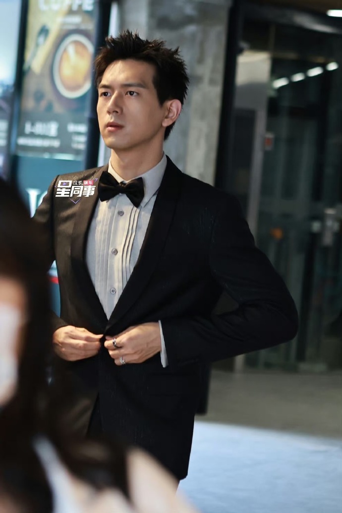 李现的身材穿什么都是男人味的最佳呈现08熟男西装暴徒现谁能拒绝