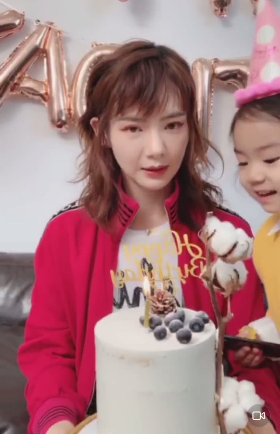戚薇直播生日,lucky为妈妈唱歌,被要求吃棉花,小公主机智应对