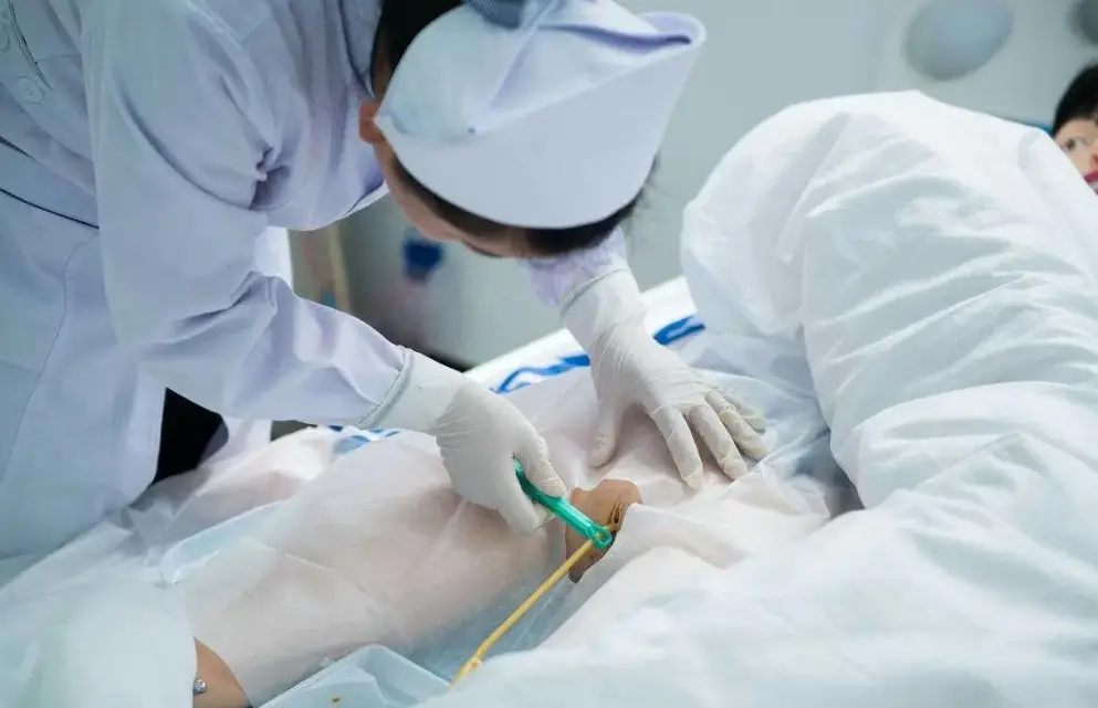 一,留置导尿管的护理方法消毒:在进行留置导尿管护理