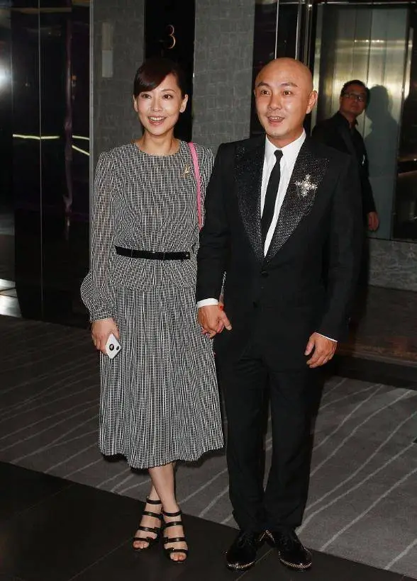 张卫健的老婆真挺会保养的虽然已经是中年人但依旧有颗少女心