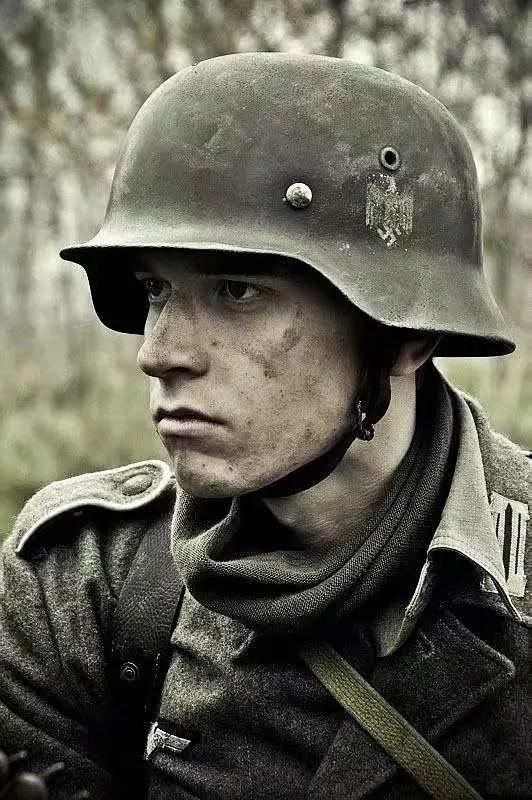 二战中,德国士兵佩戴暗灰色或灰绿色m35钢盔,这是一款精致的装备,制造