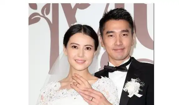 于小伟与高圆圆2年情断后,迎娶了圈外女友,曾多次被拍到陪老婆做孕检