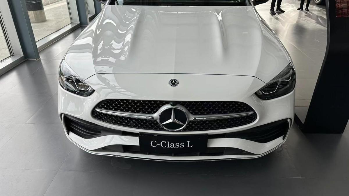 到店实拍2024款奔驰c级,价格微涨,全系增配前排中部气囊